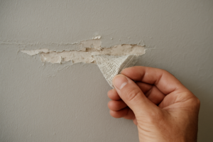 Bandes placo qui se décolle après peinture : causes et solutions pour une réparation durable