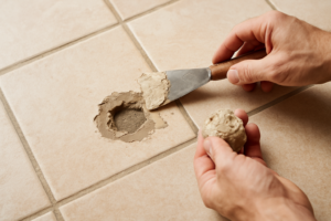 Boucher un trou dans du carrelage : le guide complet pour une réparation durable et invisible