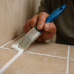 Peinture sur joint silicone : comment la faire adhérer durablement sans s’écailler