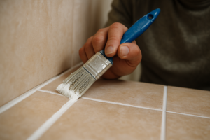 Peinture sur joint silicone : comment la faire adhérer durablement sans s’écailler