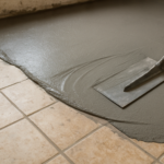 Peut-on couler une chape sur du carrelage ? Conseils, épaisseur et précautions essentielles
